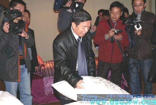 楊東輝來疊石橋家紡城參觀獲獎床品