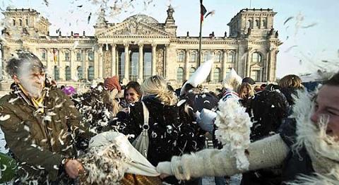 德國首都柏林上演“枕頭大戰”