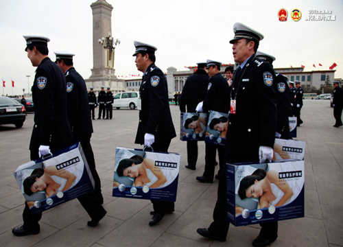 兩會執勤民警獲贈埃迪蒙托枕頭