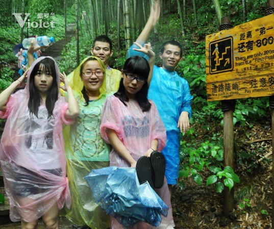 紫羅蘭市場部登山拓展敘寫永不放棄的團(tuán)隊(duì)精神