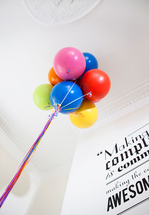 完美平衡用氣球提拉桌板的辦公桌