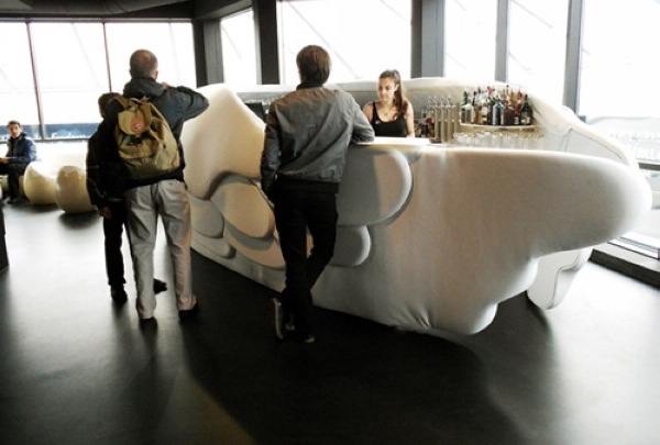 獨特鳥蛋座椅法國南特市鳥巢酒吧