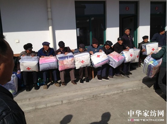 寶縵家紡愛心行敬老院里敘溫暖