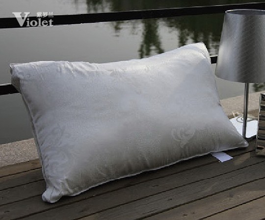 偶遇冬日雪飄下 紫羅蘭見證閃光愛