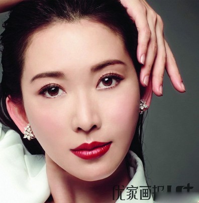 林志玲登雜志雪肌華服顧盼生輝