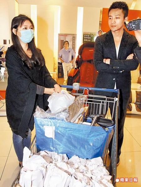 大S夫婦逛街 避談缺席楊登魁追思會