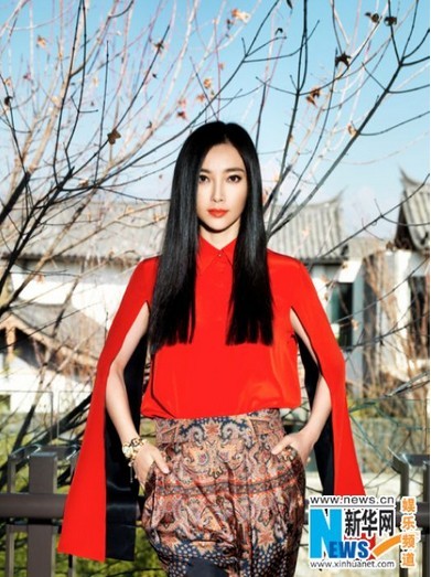 李冰冰紅連體褲長發披肩 紅唇嬌艷
