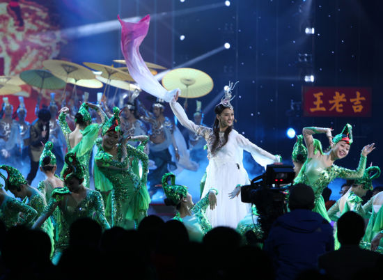 黃圣依唱越劇臨時相公蕭敬騰護花