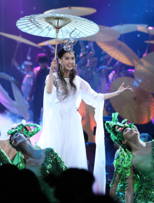 黃圣依唱越劇臨時相公蕭敬騰護花