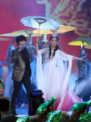 黃圣依唱越劇臨時相公蕭敬騰護花