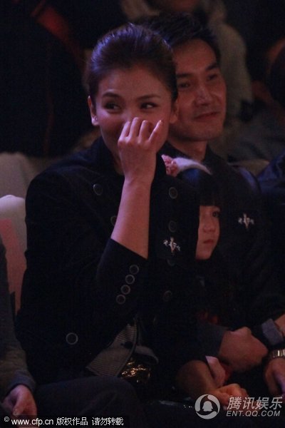 劉濤當眾挖鼻孔摳嘴巴顯不雅