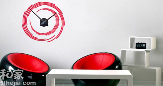 奇思妙想爬上墻 個性墻貼拼創意鐘