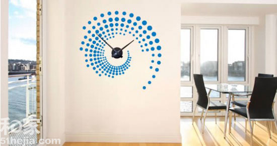 奇思妙想爬上墻個(gè)性墻貼拼創(chuàng)意鐘