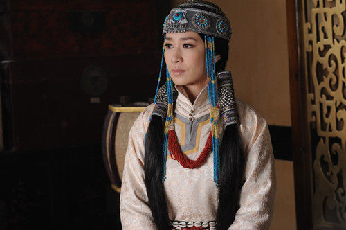 佘詩曼冒風(fēng)沙拍