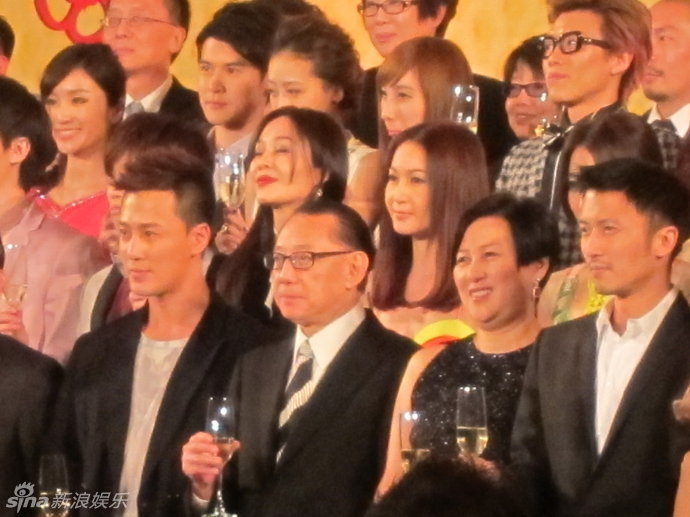 英皇春茗晚宴溫碧霞艷壓全場