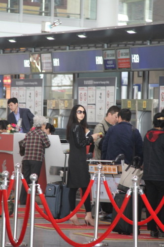 董璇現(xiàn)身機場 疑赴橫店探望高云翔