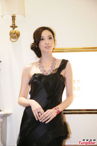 吳佩慈巴黎返臺(tái)走秀嘆無(wú)人送珠寶