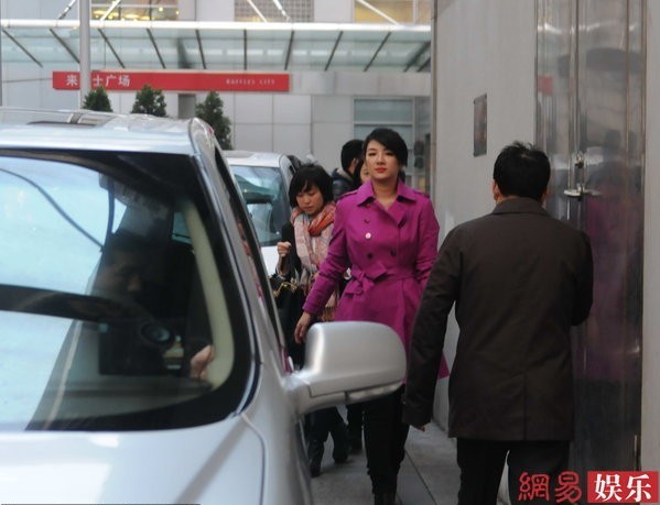 黃奕產后復出走樓梯獲眾人護駕