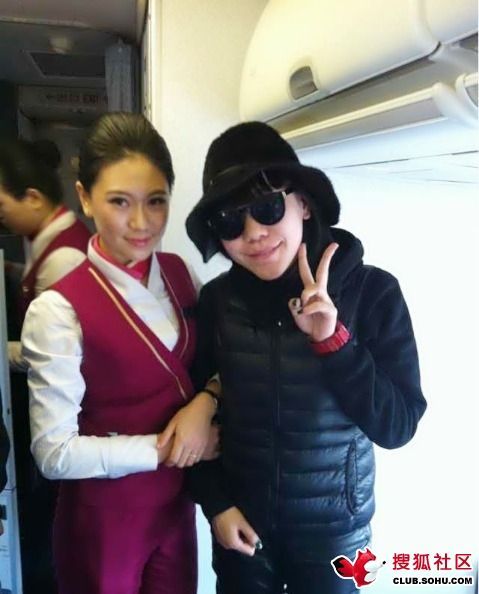 空姐自曝與大明星親密機(jī)艙合影