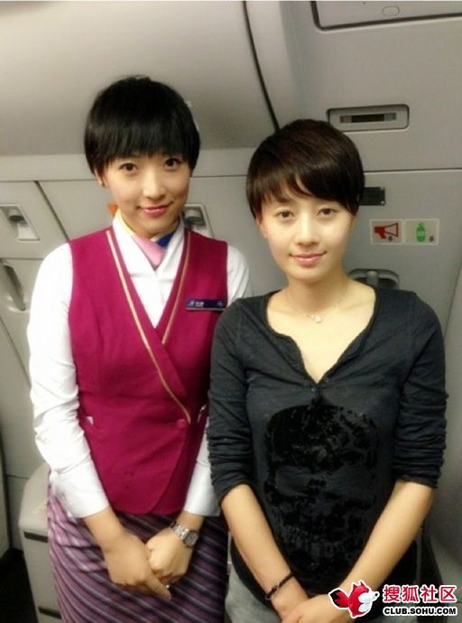 空姐自曝與大明星親密機(jī)艙合影