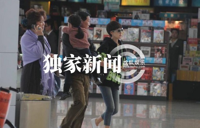 馬伊琍舉家出游現身機場 不見文章