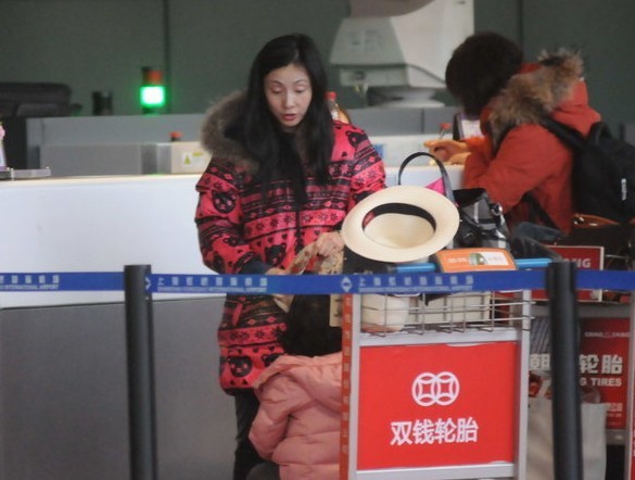 小陶虹獨(dú)自攜女現(xiàn)身機(jī)場(chǎng)