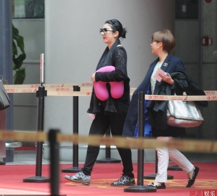 黃奕素顏現身機場 宣傳新片顯疲倦