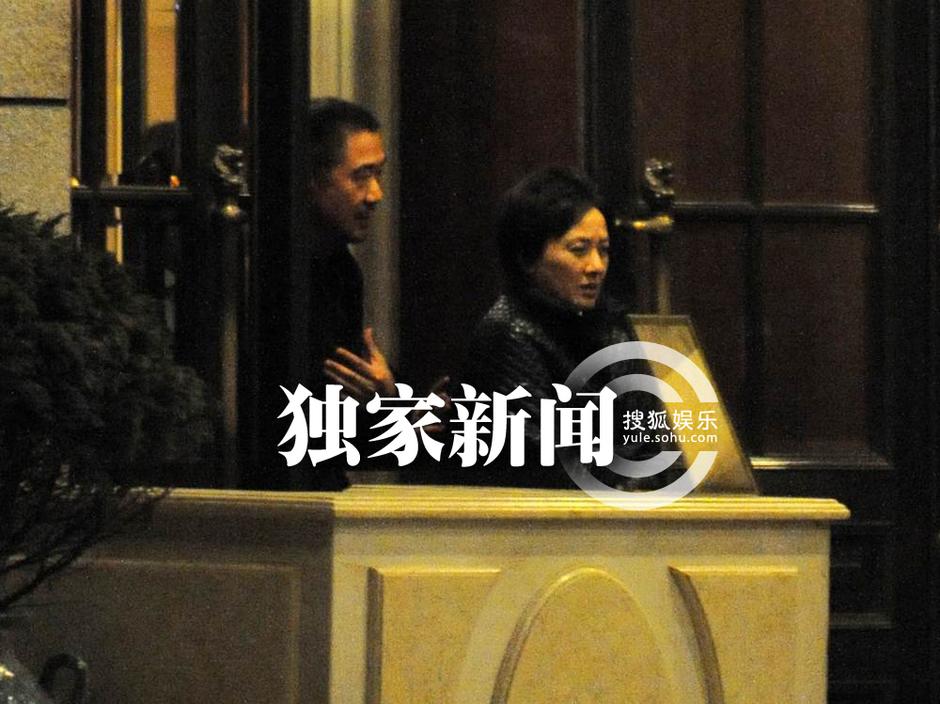 張國(guó)立攜妻酒店會(huì)友 鄧婕略顯老態(tài)