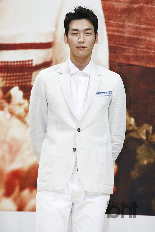 成宥利劉俊相等出席《出生的秘密》發布會