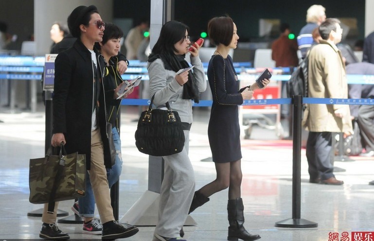 陳魯豫著黑絲現(xiàn)身機(jī)場