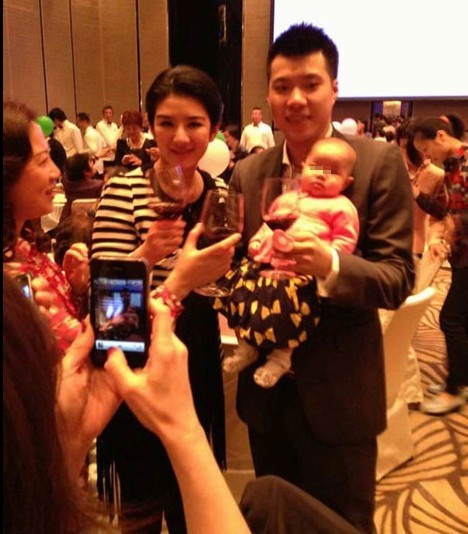 黃奕女兒“百日宴”內(nèi)場(chǎng)圖曝光