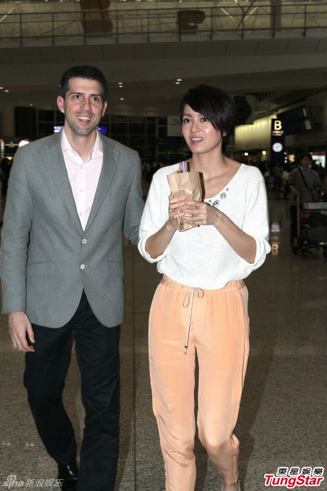 梁詠琪返港老公甜蜜接機