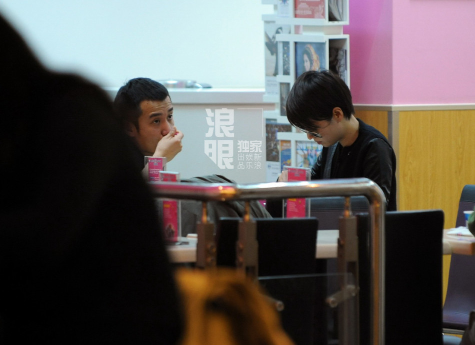 文章馬伊琍逛商場同吃冰激凌顯默契