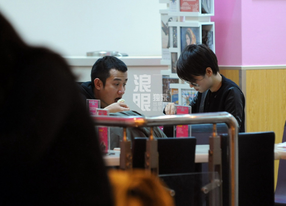 文章馬伊琍逛商場 同吃冰激凌顯默契