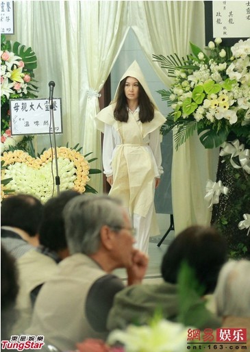 溫碧霞含淚為母親設(shè)靈 丈夫陪伴