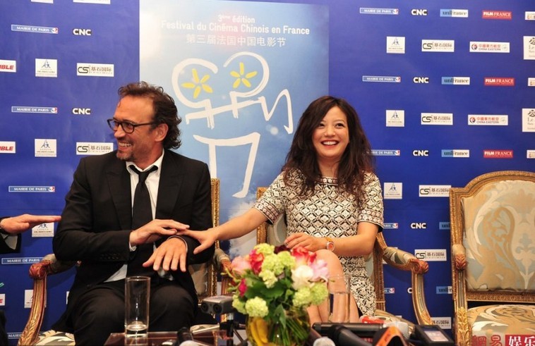 趙薇亮相巴黎獲法國(guó)男演員吻手