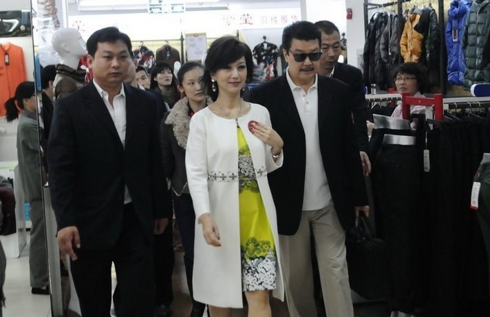 趙雅芝與老公現(xiàn)身商場遭圍堵