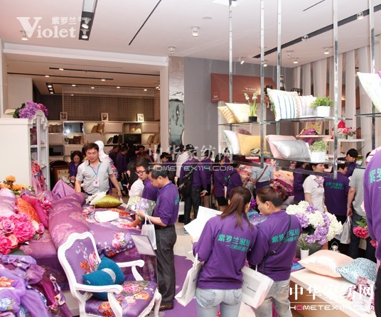 紫羅蘭2013秋冬訂貨現(xiàn)場氣氛熱烈
