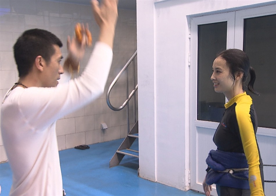 楊子全程陪伴黃圣依跳水