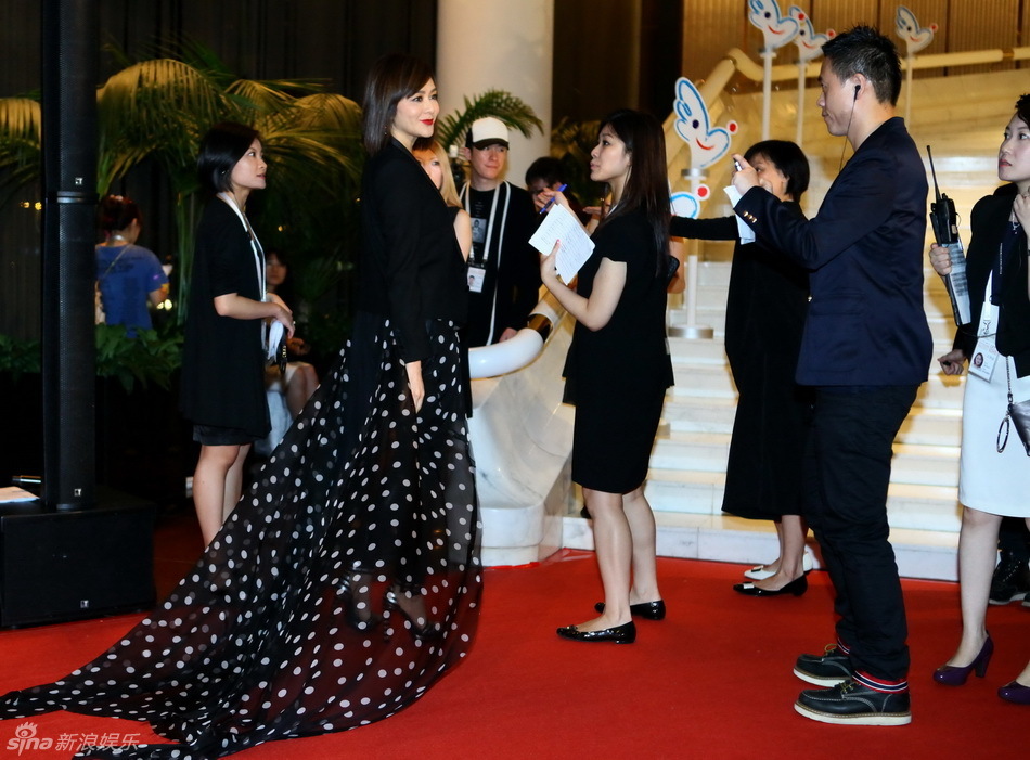 關之琳低胸事業線搶鏡120萬拍得雕塑