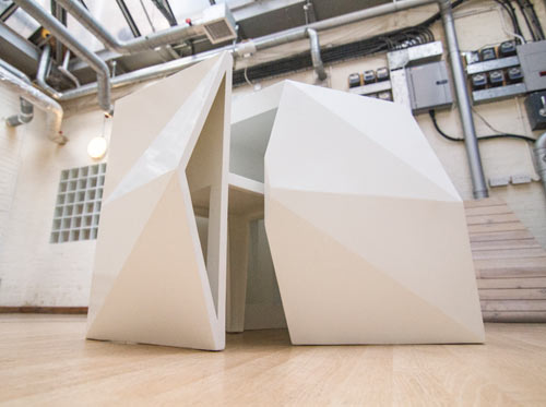 雕塑椅“融入”幾何桌