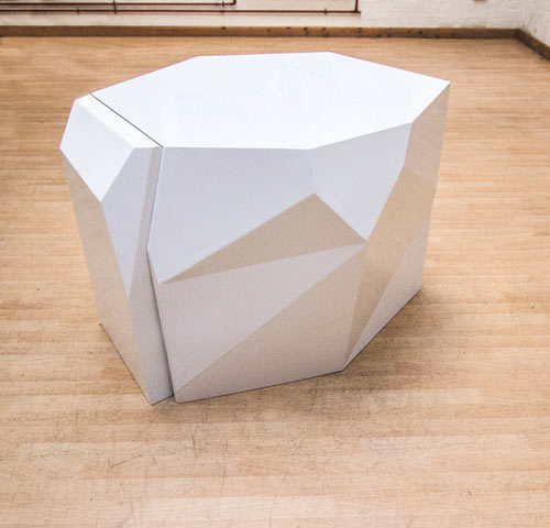 雕塑椅“融入”幾何桌