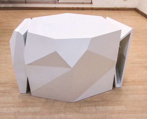 雕塑椅“融入”幾何桌