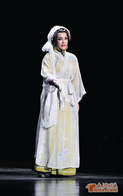 "風(fēng)華絕代"無(wú)錫首演劉曉慶風(fēng)采依舊