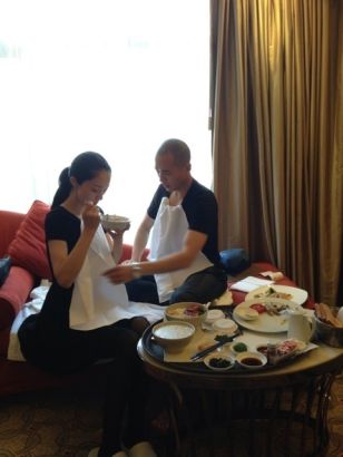 高云翔為董璇系餐布 恩愛(ài)令人羨