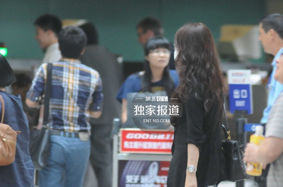 趙薇攜女現(xiàn)身機場為防偷拍分開而行