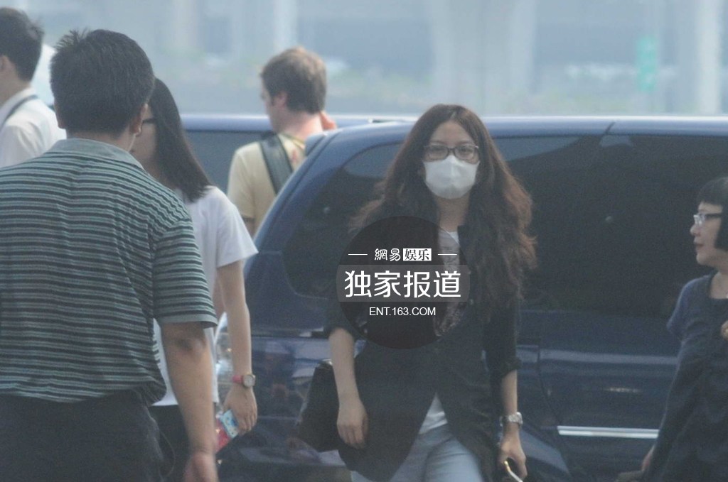 趙薇攜女現(xiàn)身機場為防偷拍分開而行