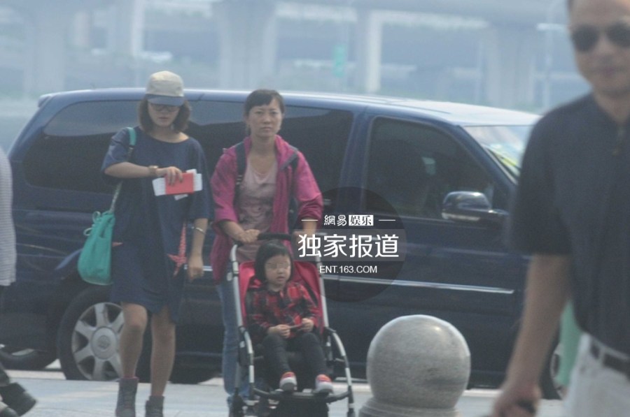 趙薇攜女現(xiàn)身機(jī)場(chǎng)為防偷拍分開(kāi)而行