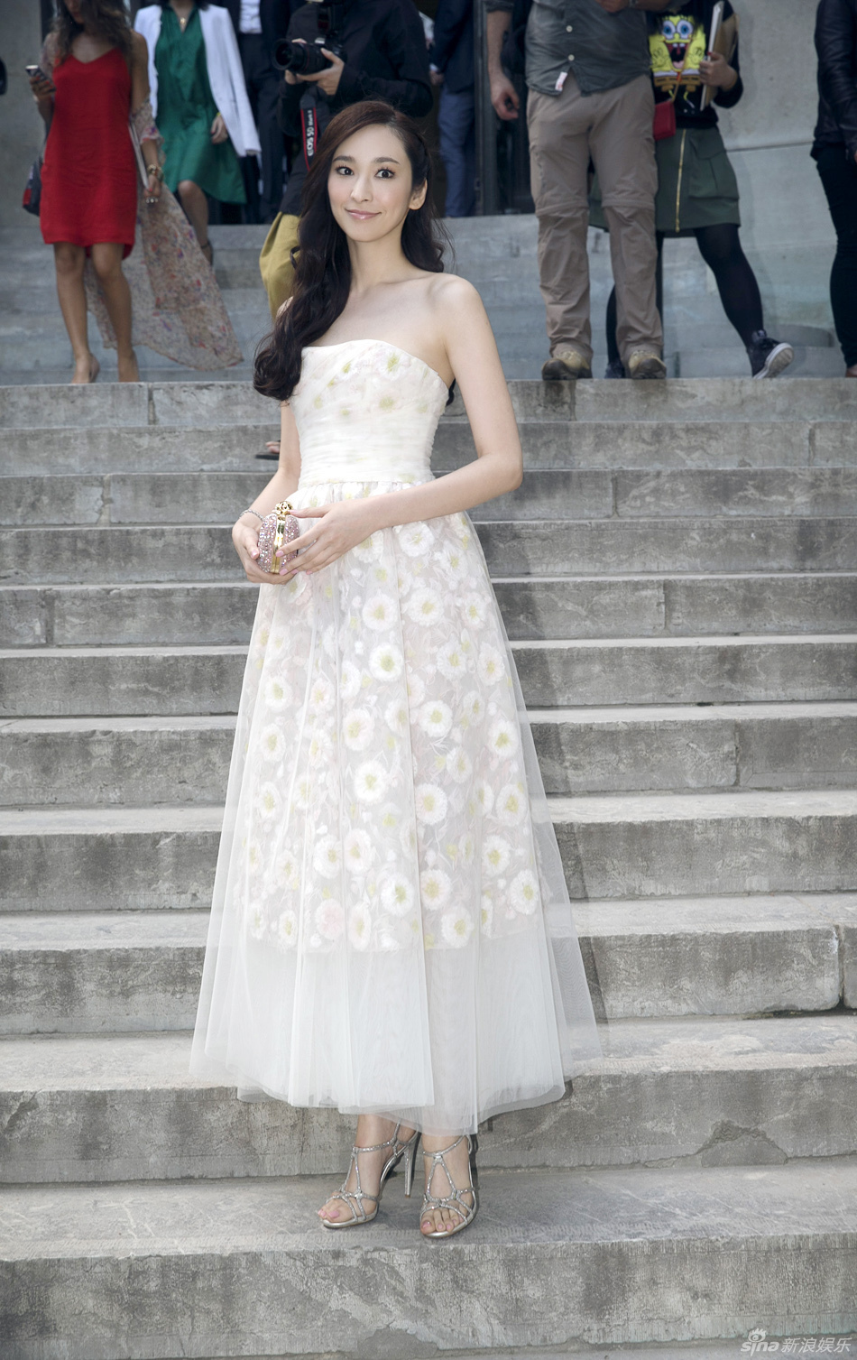 吳佩慈蕾絲裙飄逸似仙子