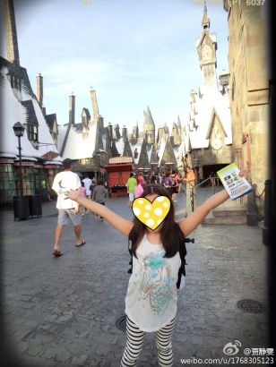 賈靜雯帶女兒游迪士尼被贊似姐妹